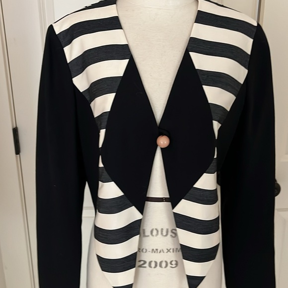 A beautiful, cheap and cheek, Moschino tailored blazer - Picture 3 of 9